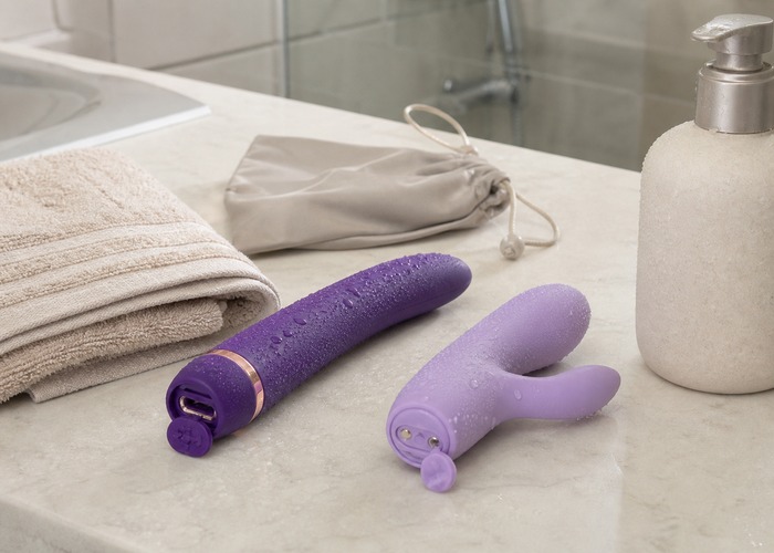 Waterproof Vibrators guide product scene with waterproof vibrator, charging port cover, soft towel